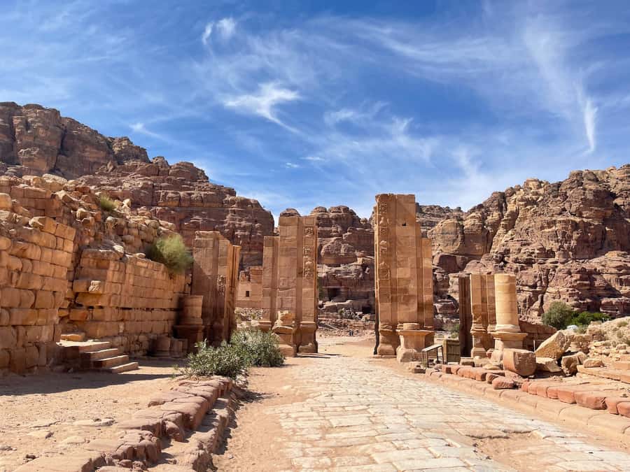 From Tel Aviv: Guided Day Trip to Petra with Lunch - Walking through the Siq to the Treasury
