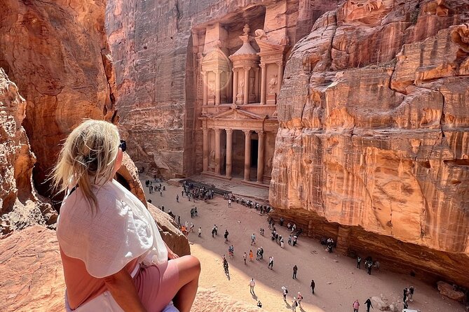 Full Day Petra Private Guided Tour - Walking through the Siq to the Treasury