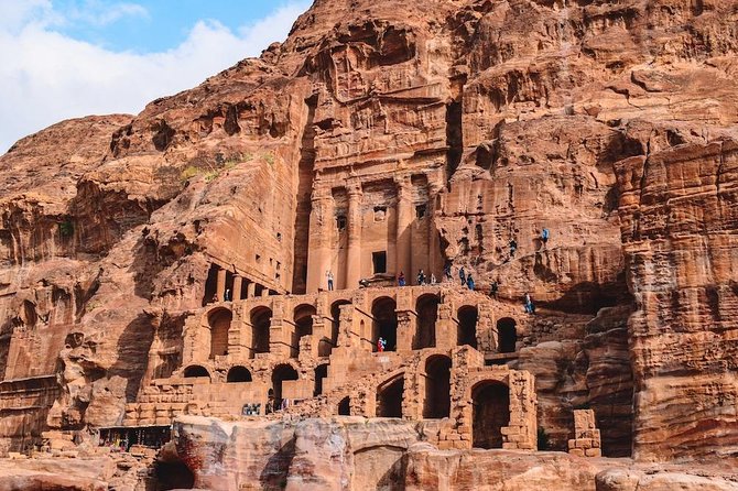 Full-Day Private Tour to Petra from the Dead Sea - Entering Petra through the Siq