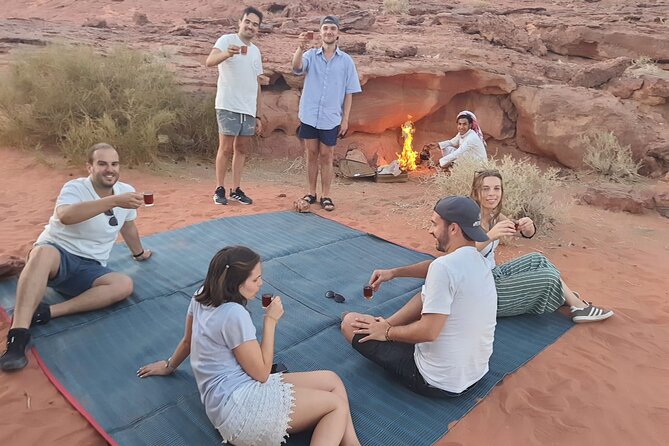 Half day Jeep Tour with Camel Ride and overnight in Camp (All Meals incl.) - Scrambling over the Small Arch
