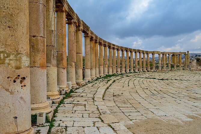 Jerash Sightseeing transportation from Amman - An hour at the Oval Plaza