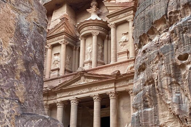 Petra and Wadi Rum in One Day | The Jordanian Mappers - Lunch with traditional Jordanian food