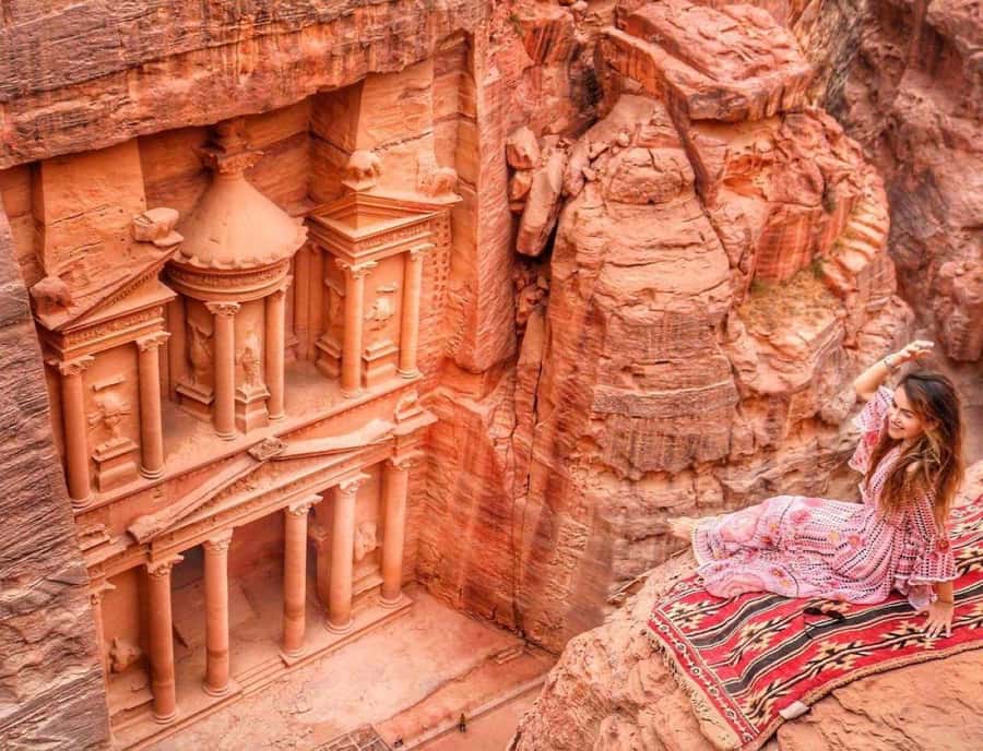 Petra : Full-Day Private Tour from Amman with Hotel Pickup - Entering Petra through the Siq