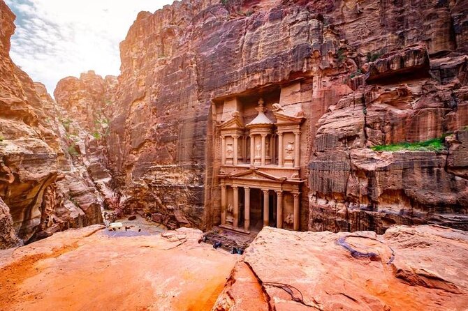 Petra Full-Day Private Tour from Amman - Arriving at Petra and entering the Siq