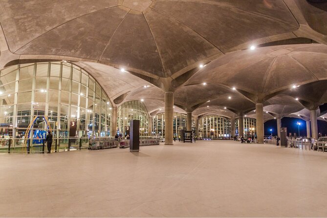 Stress-Free Airport Transfers: Queen Alia to Anywhere in Jordan - The drive to Amman and your hotel