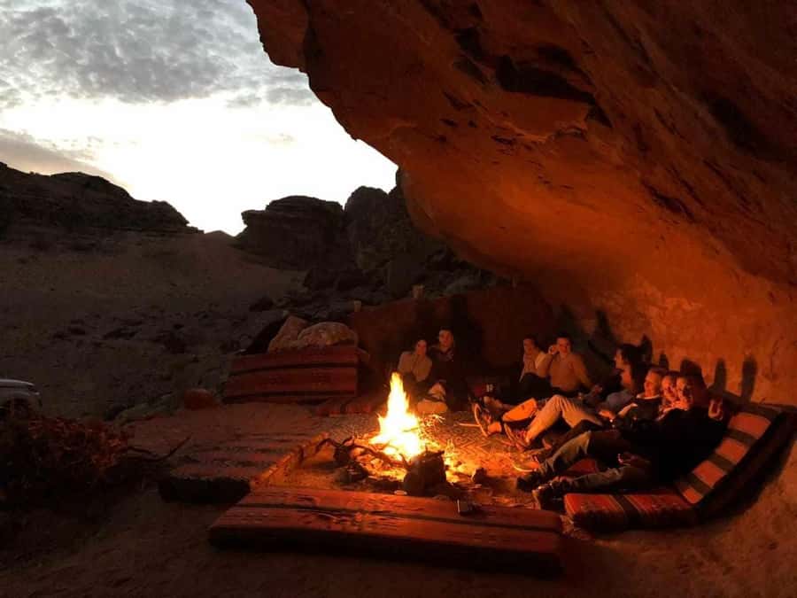 Wadi Rum: 1-Night Jeep Tour with Dinner and Breakfast - Dinner by the fire and the Bedouin camp