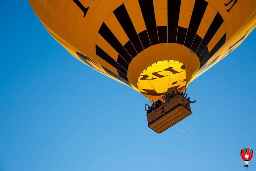 Wadi Rum: Balloons Over Rum - Tea, coffee, and the balloon inflation